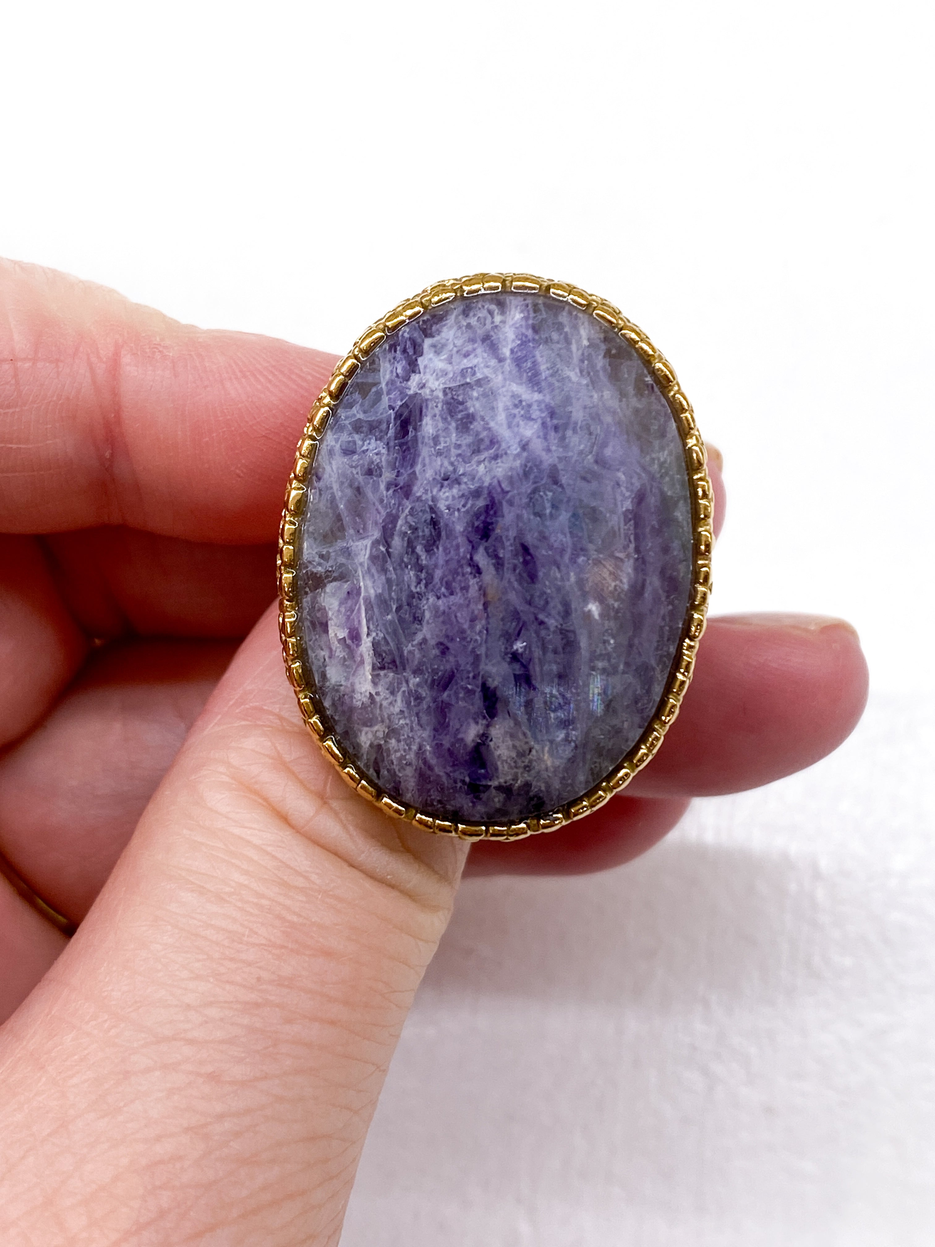Grande bague dorée avec pierre naturelle ovale