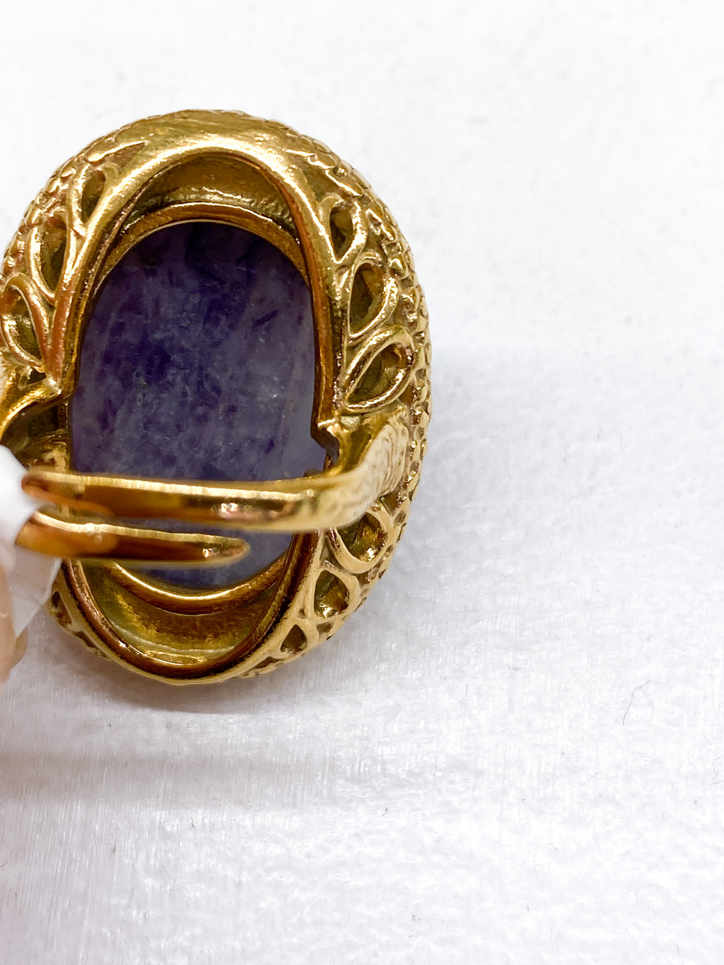 Grande bague dorée avec pierre naturelle ovale