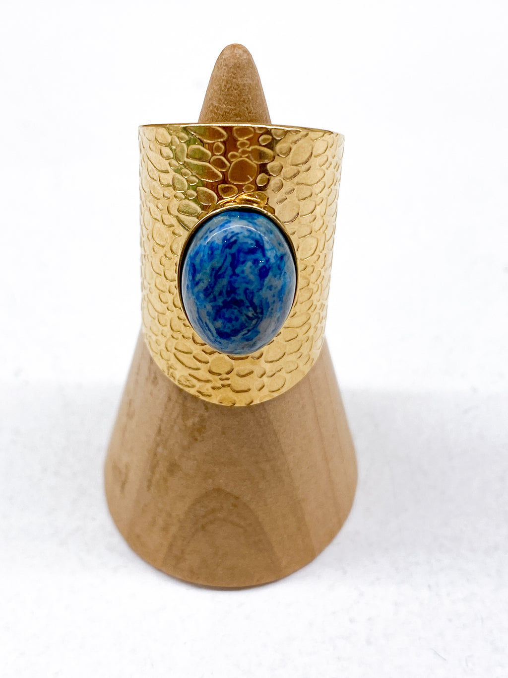 Grande bague texturée avec pierre naturelle