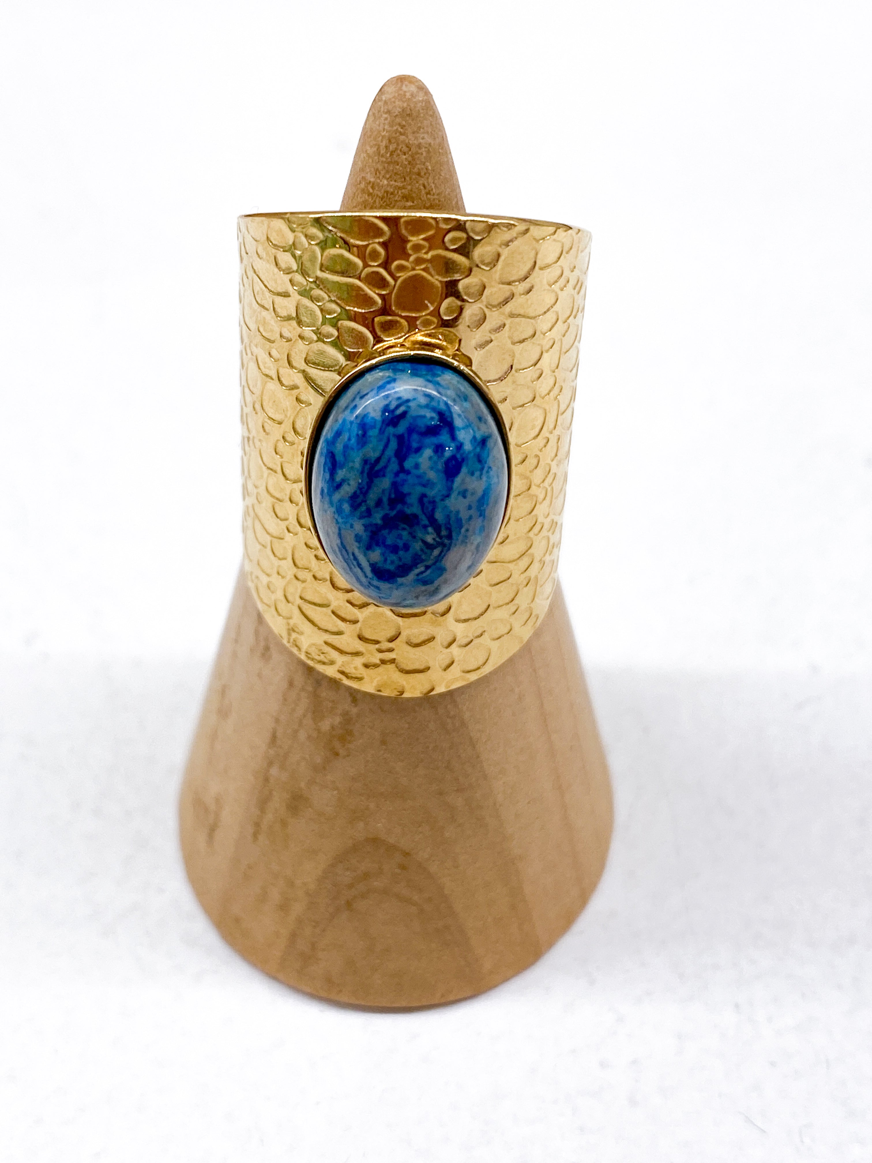 Grande bague texturée avec pierre naturelle