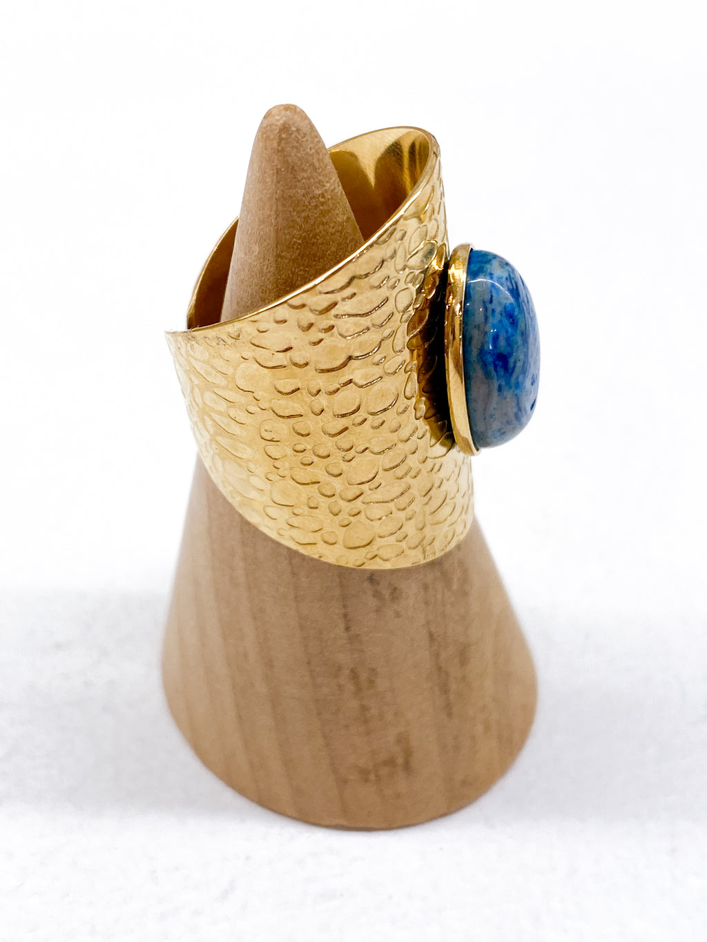 Grande bague texturée avec pierre naturelle
