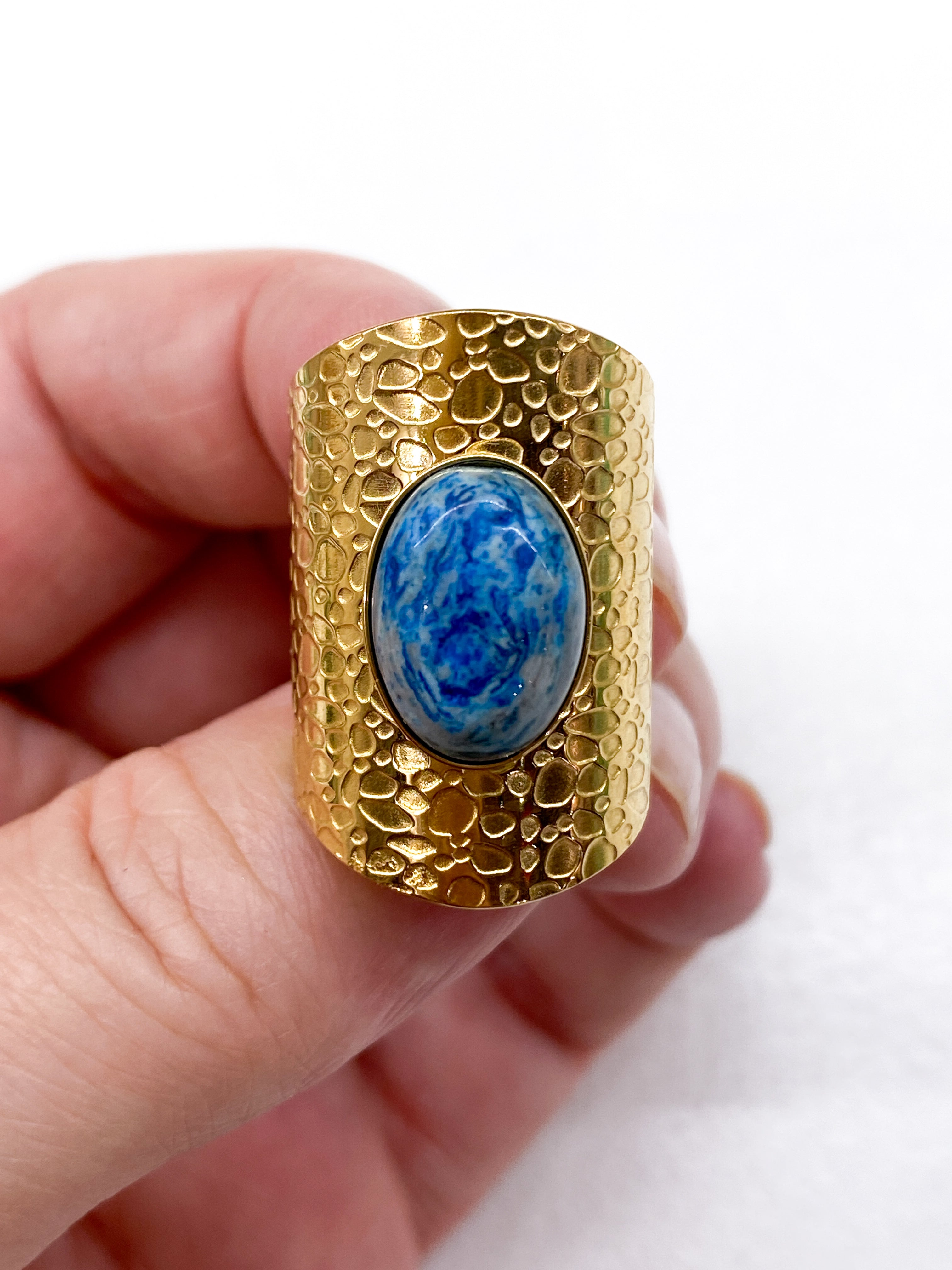 Grande bague texturée avec pierre naturelle