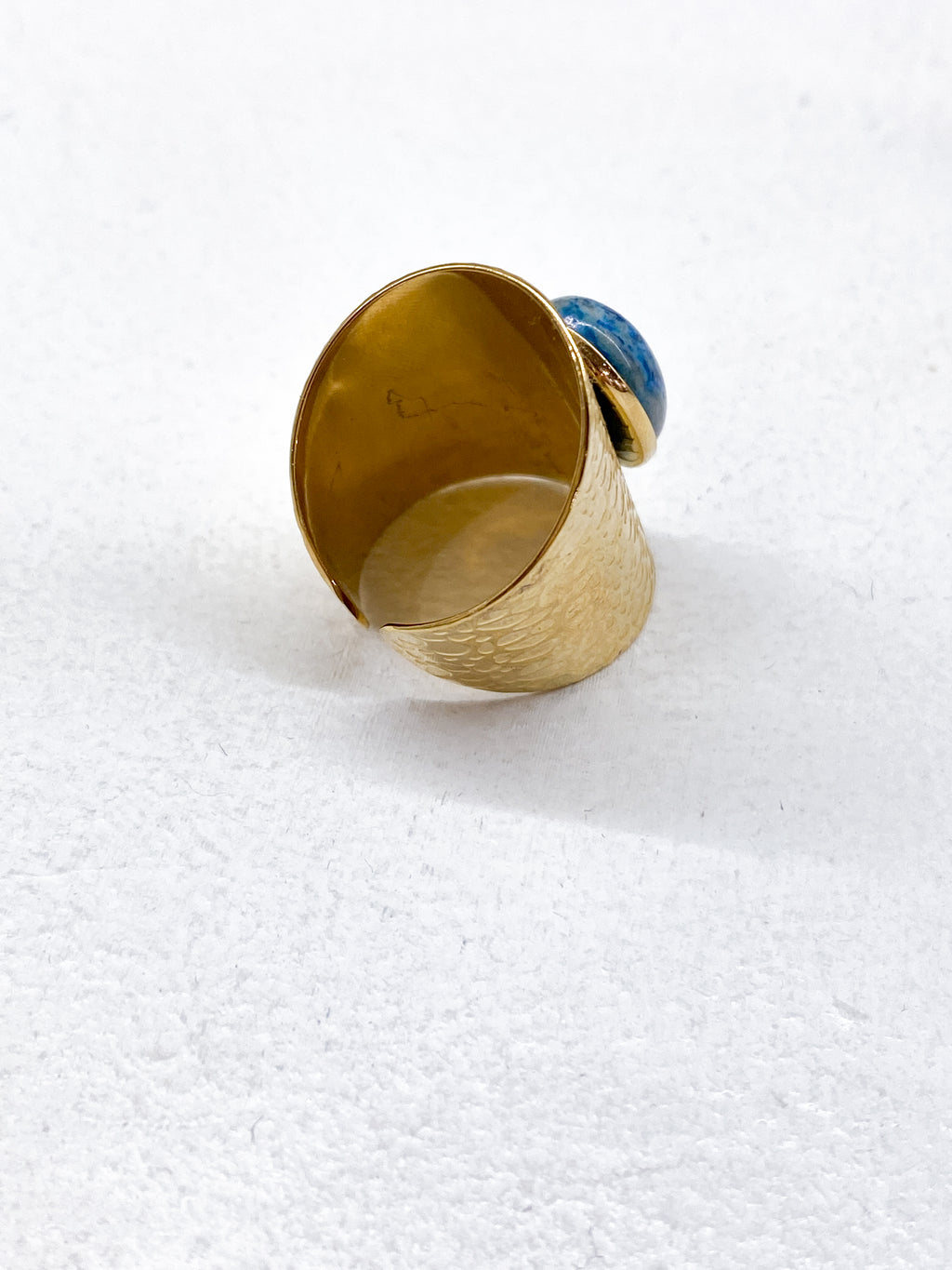 Grande bague texturée avec pierre naturelle