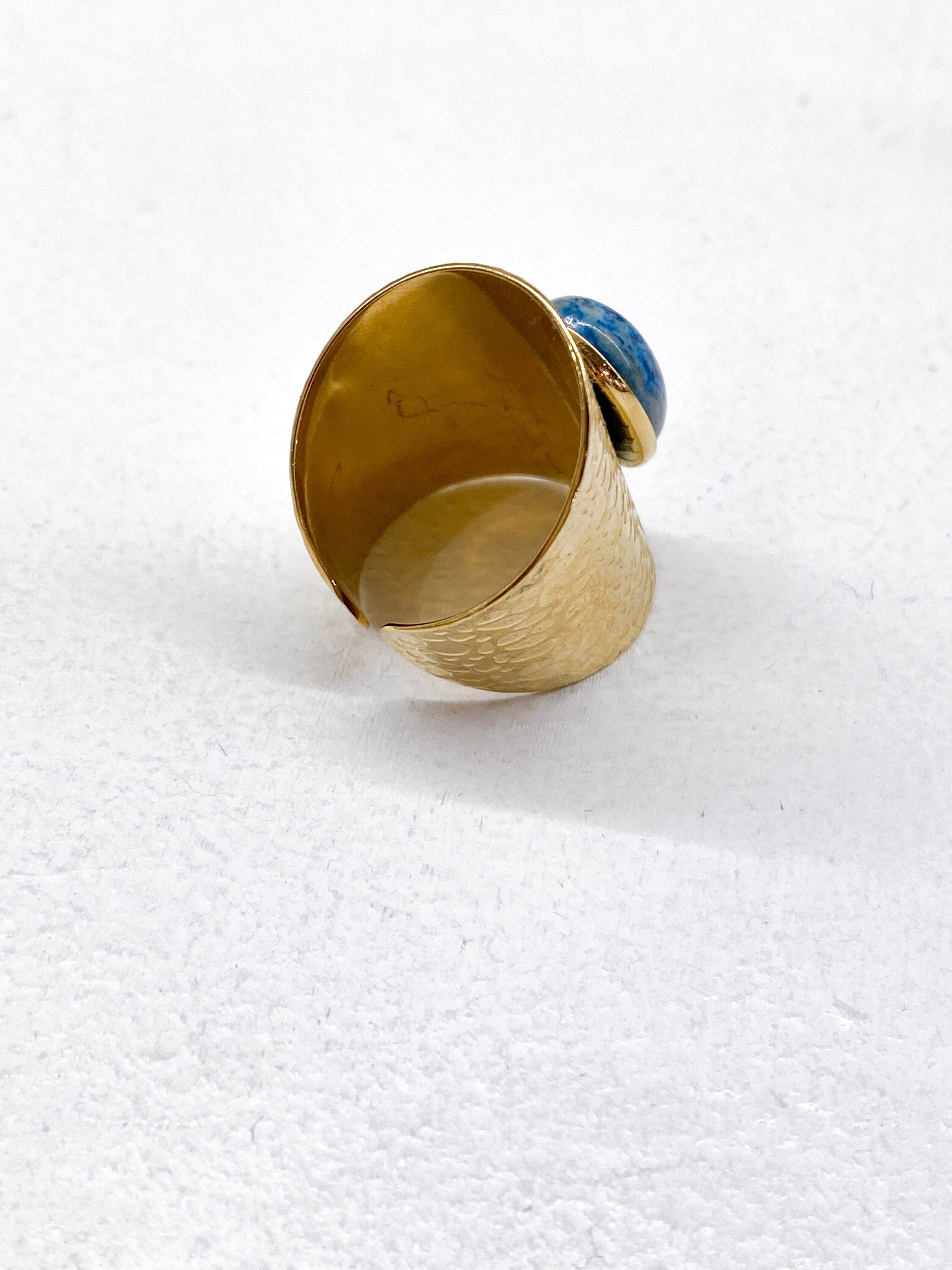 Grande bague texturée avec pierre naturelle
