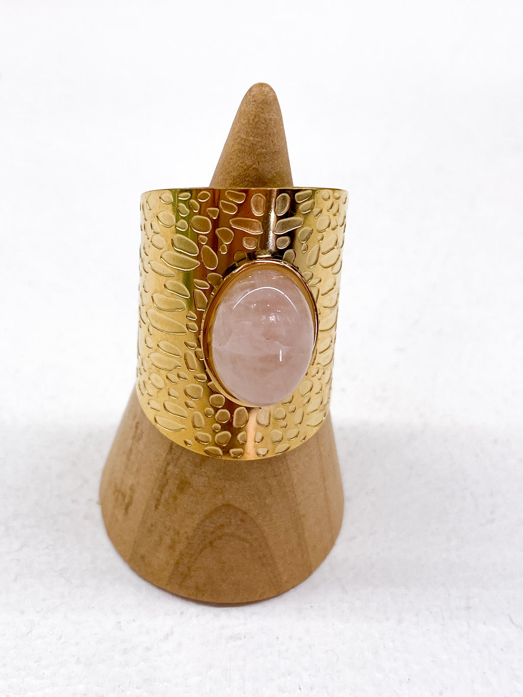 Grande bague texturée avec pierre naturelle