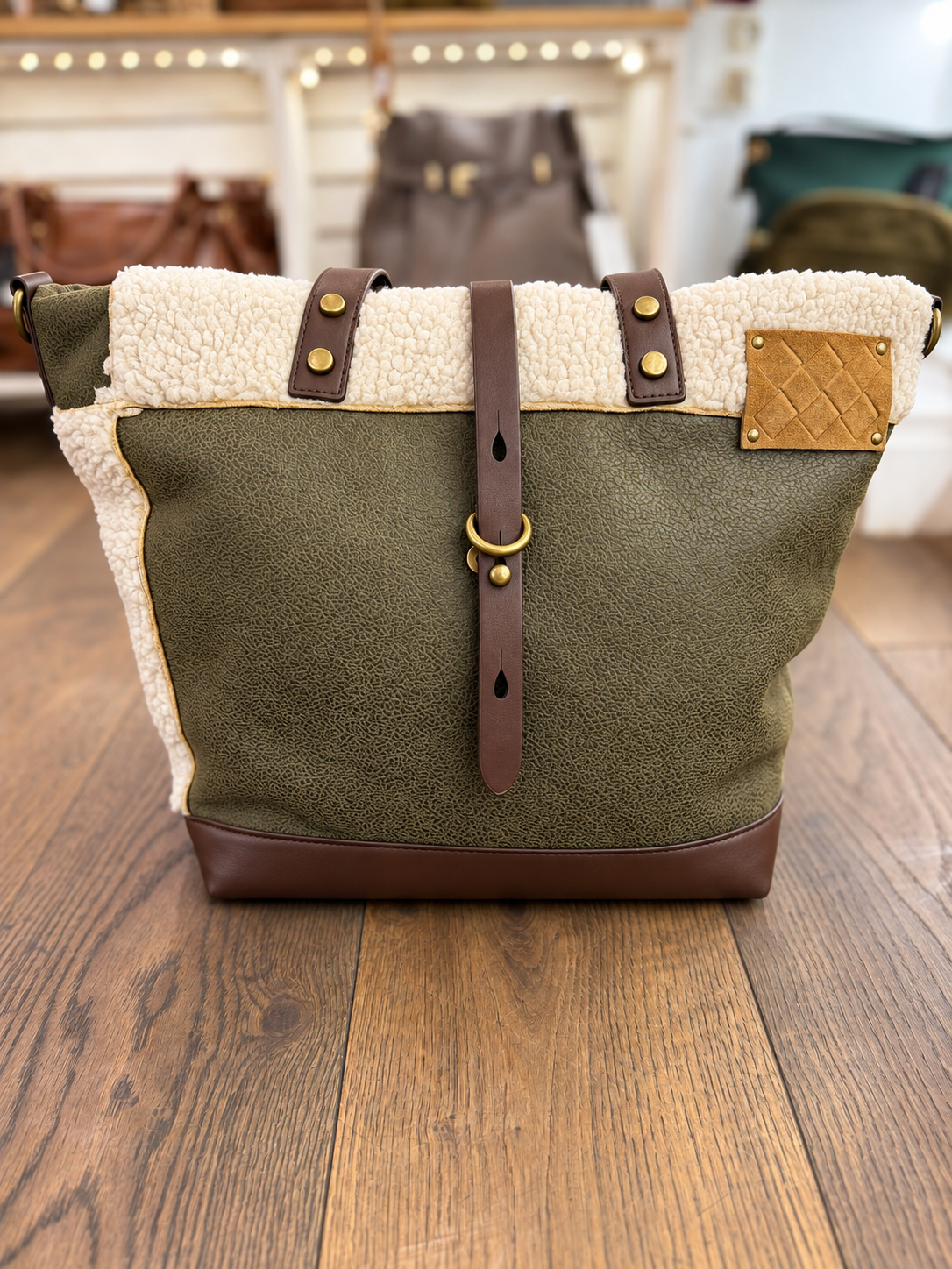 Grand sac à main Mandoline en moumoute blanc cassé et similicuir vert