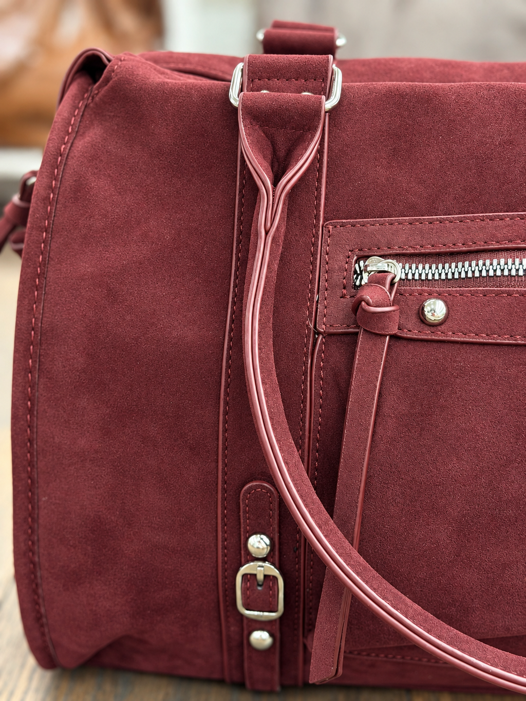 Sac à main bordeaux Flora & Co Paris en suédine