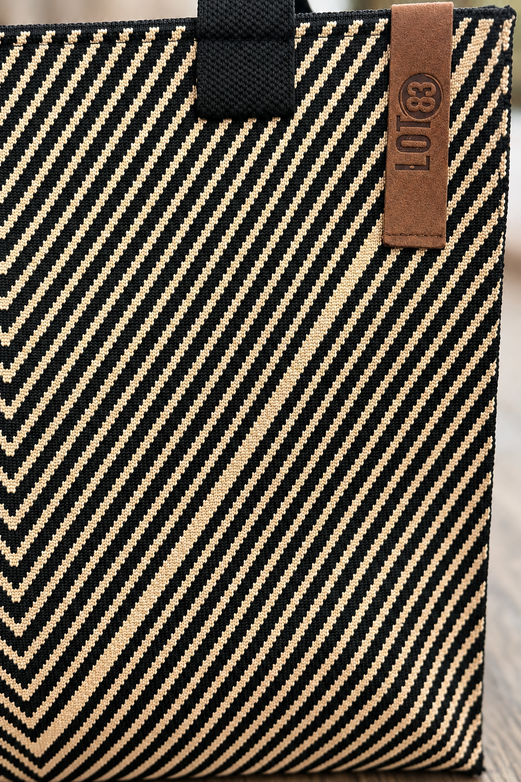 Sac à main Lot 83 noir et beige à rayures géométriques