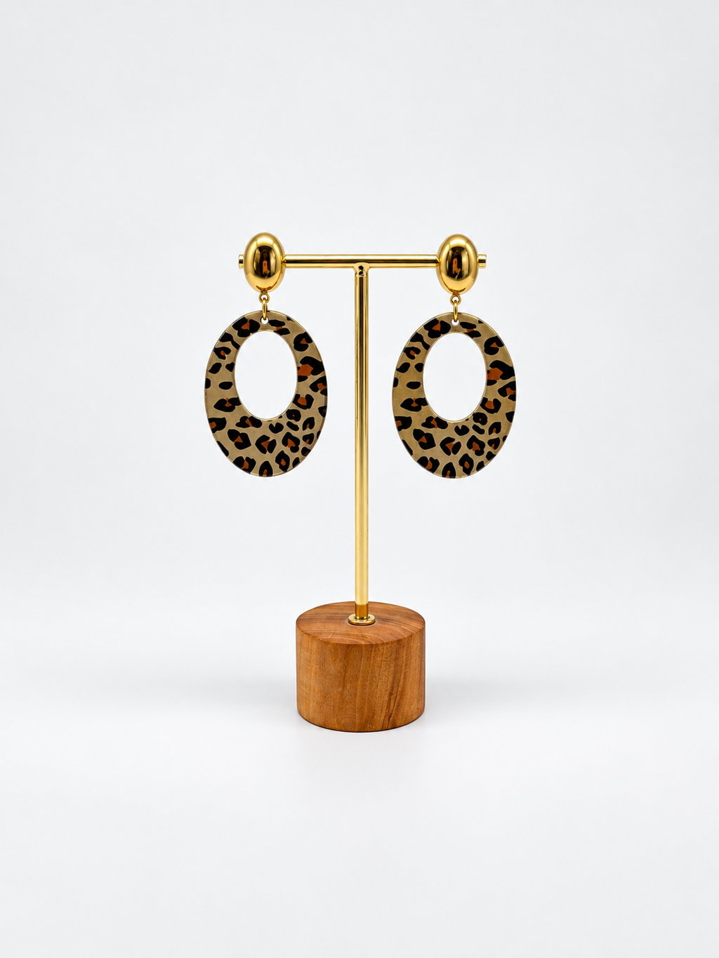 Boucles d’oreilles pendantes dorées à motif léopard