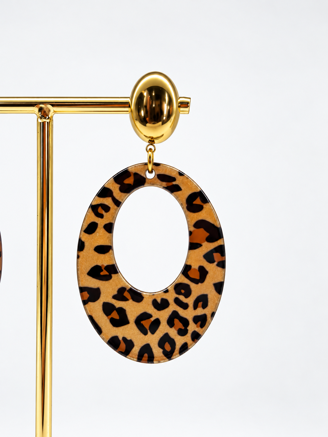 Boucles d’oreilles pendantes dorées à motif léopard