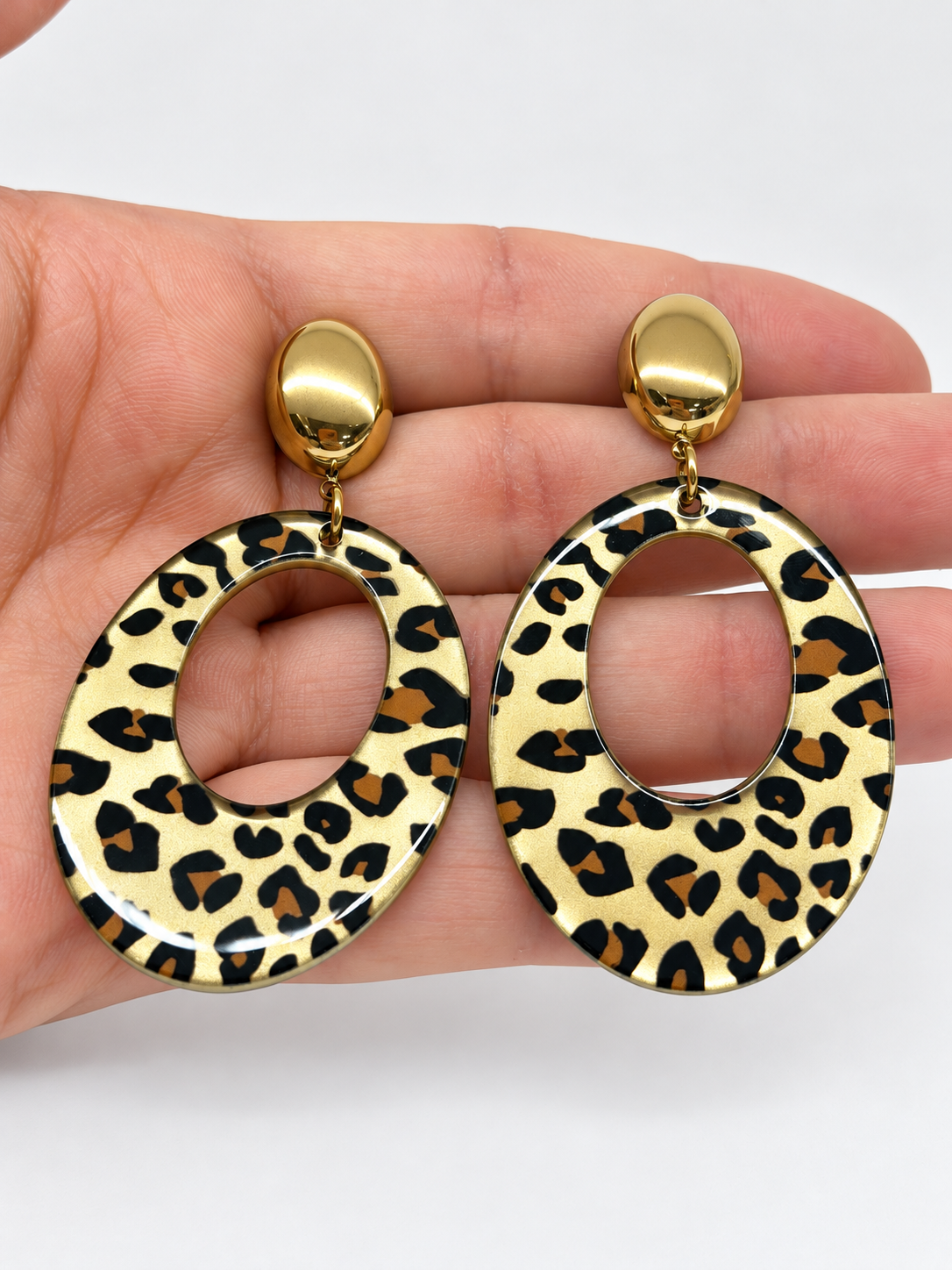 Boucles d’oreilles pendantes dorées à motif léopard