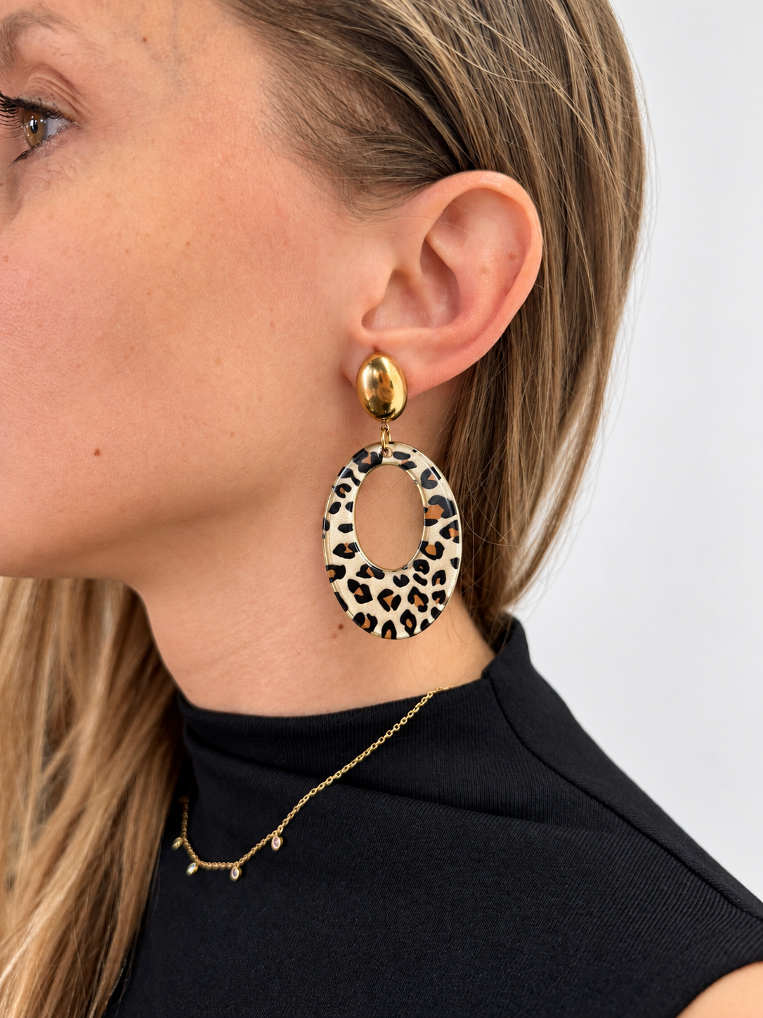 Boucles d’oreilles pendantes dorées à motif léopard