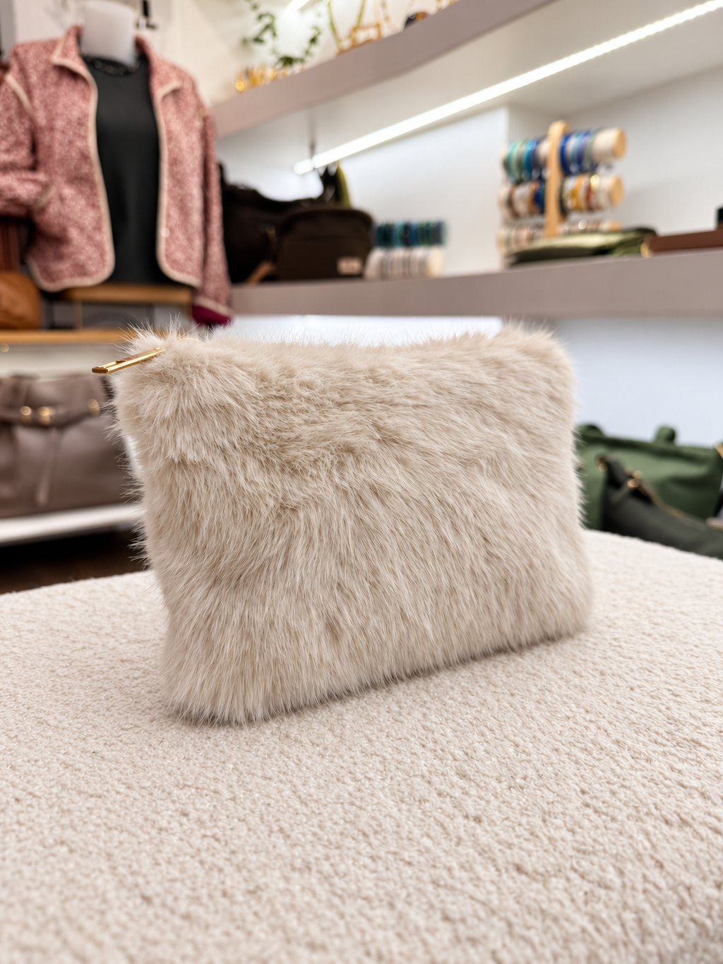 Pochette en fourrure synthétique douce à fermeture dorée
