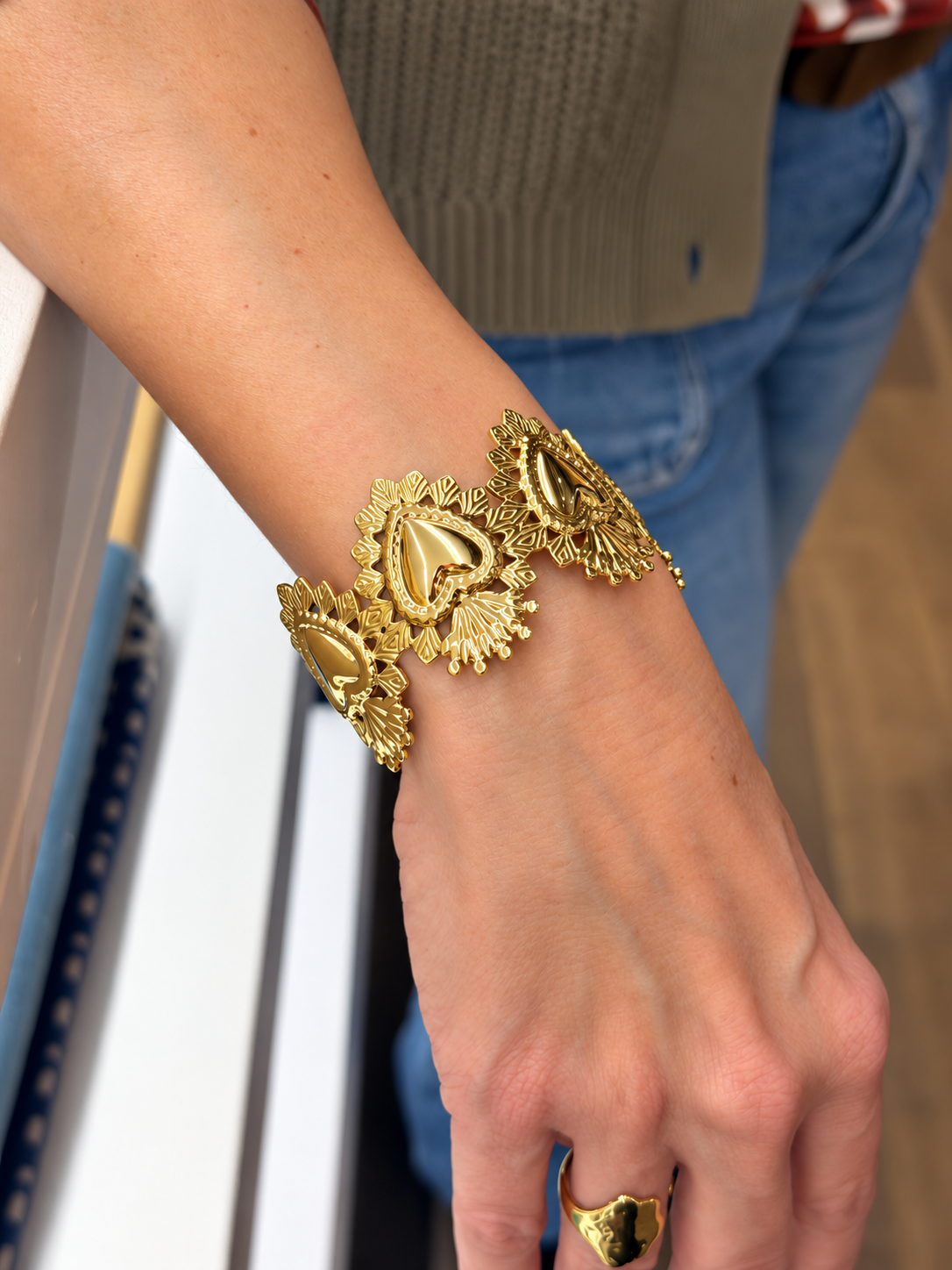 Bracelet manchette doré à cœurs ex-voto en acier inoxydable