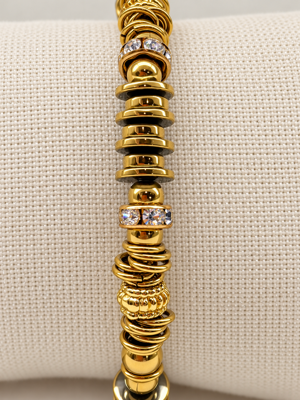 Bracelet doré à perles multiples et détails strass