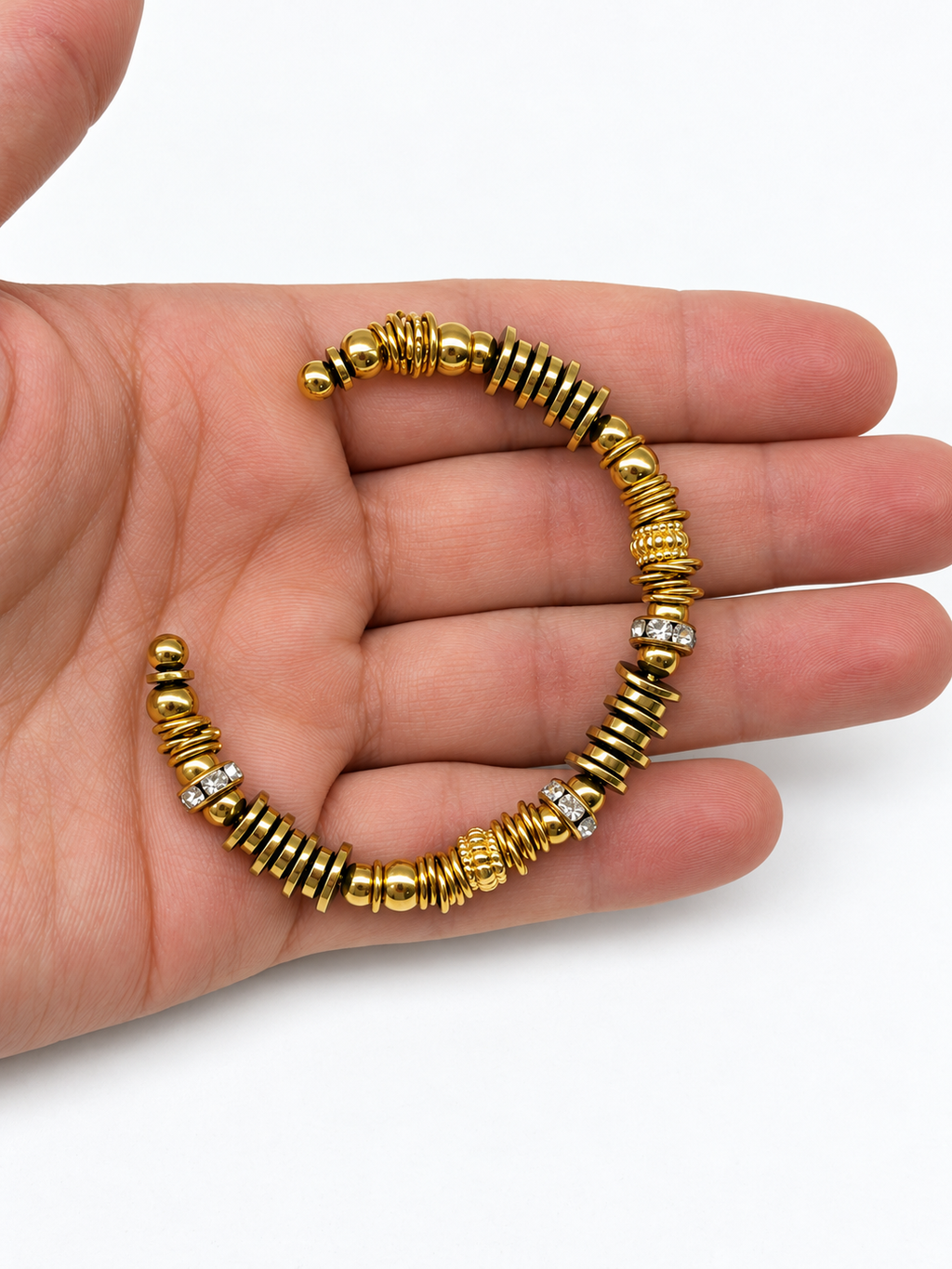Bracelet doré à perles multiples et détails strass