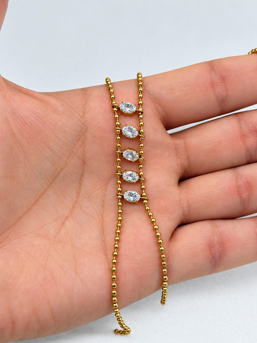 Collier Y doré asymétrique à strass brillants