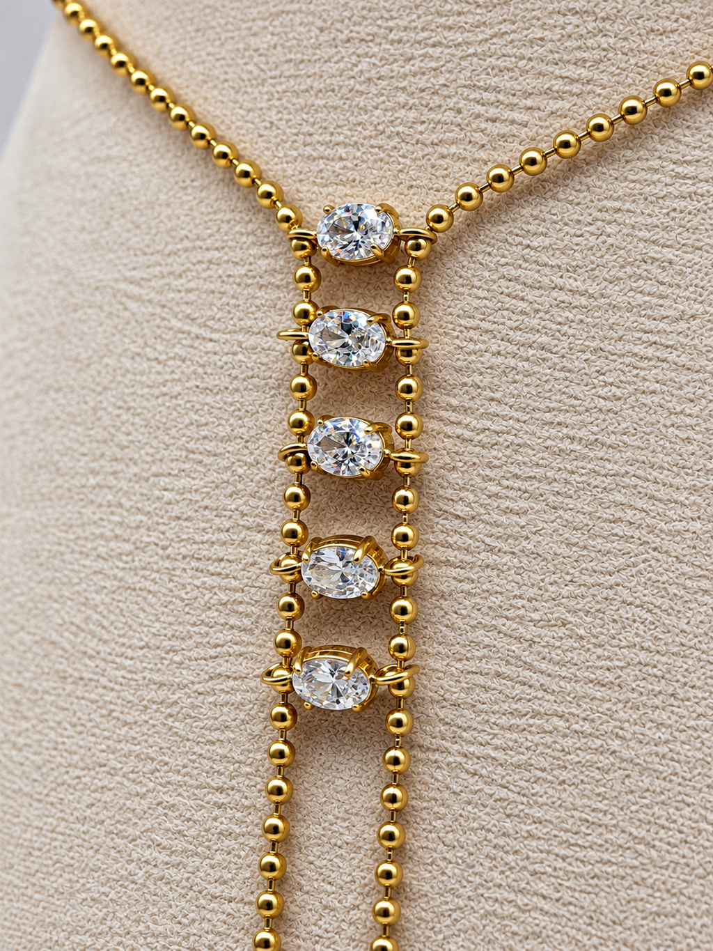 Collier Y doré asymétrique à strass brillants