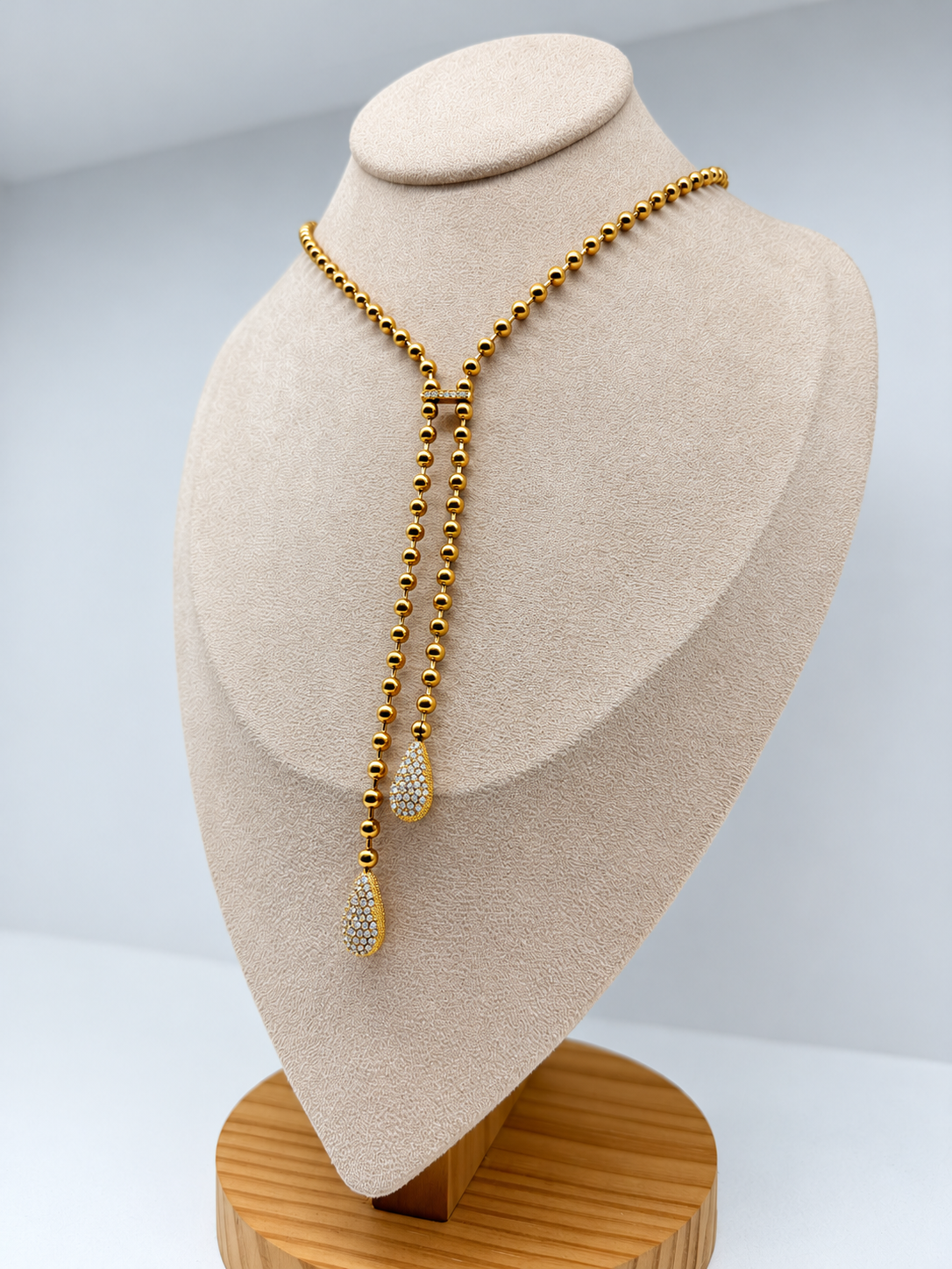 Collier Y doré asymétrique à pendentifs gouttes et strass