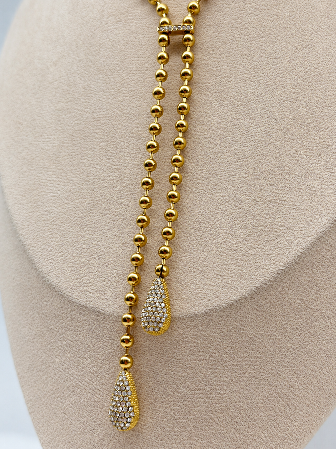 Collier Y doré asymétrique à pendentifs gouttes et strass