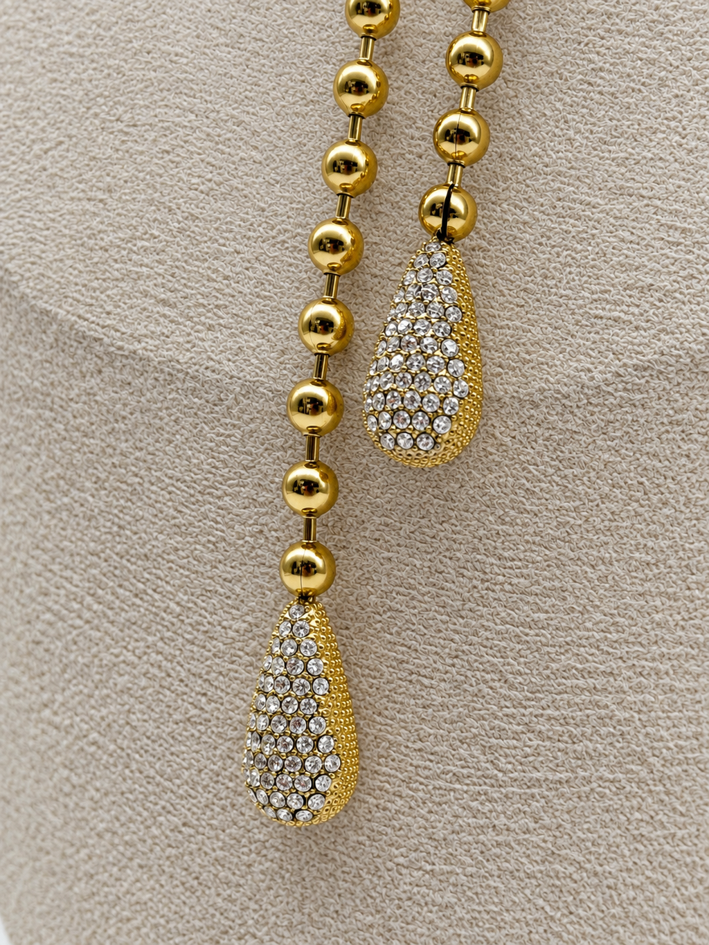 Collier Y doré asymétrique à pendentifs gouttes et strass