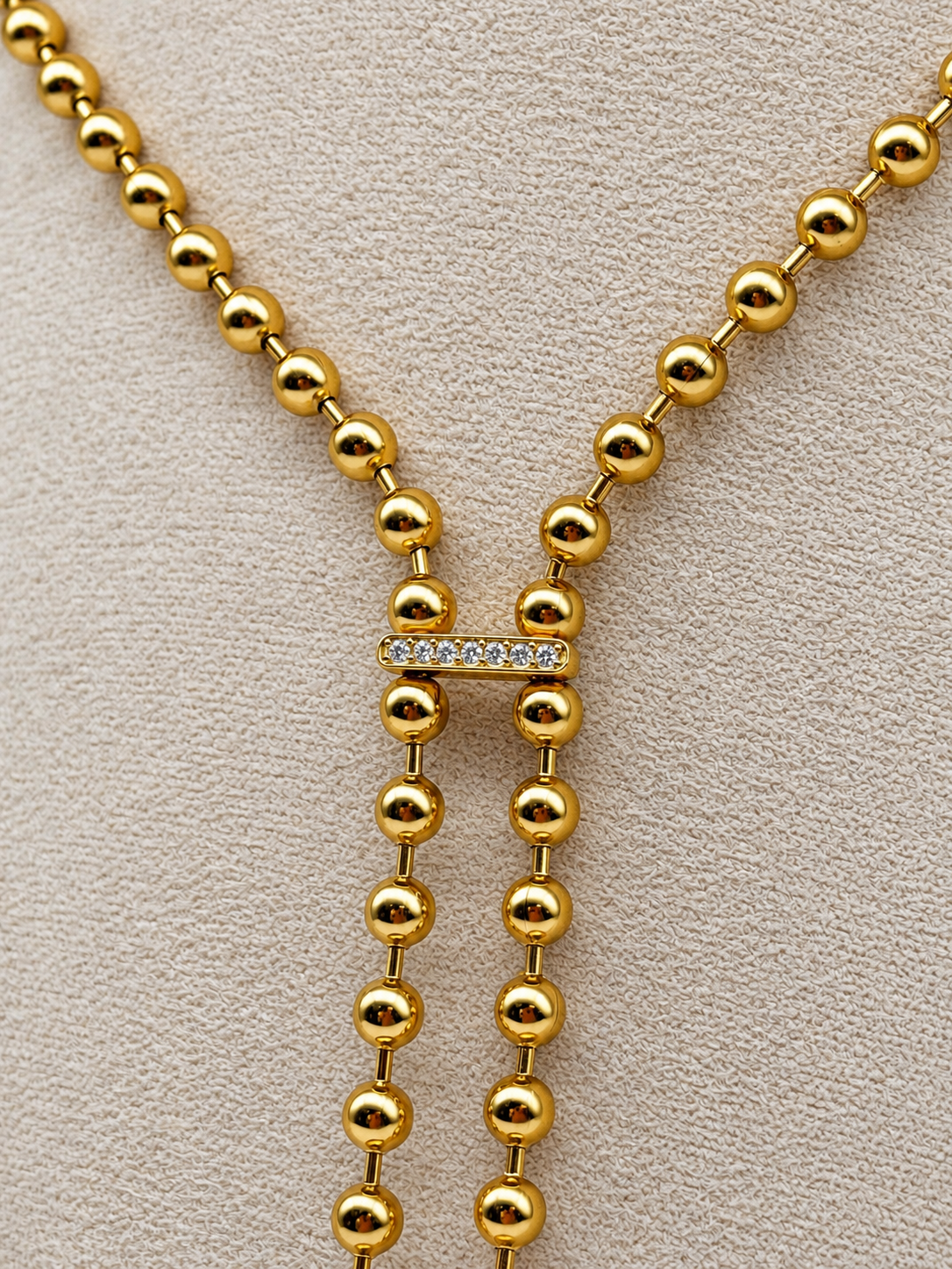 Collier Y doré asymétrique à pendentifs gouttes et strass