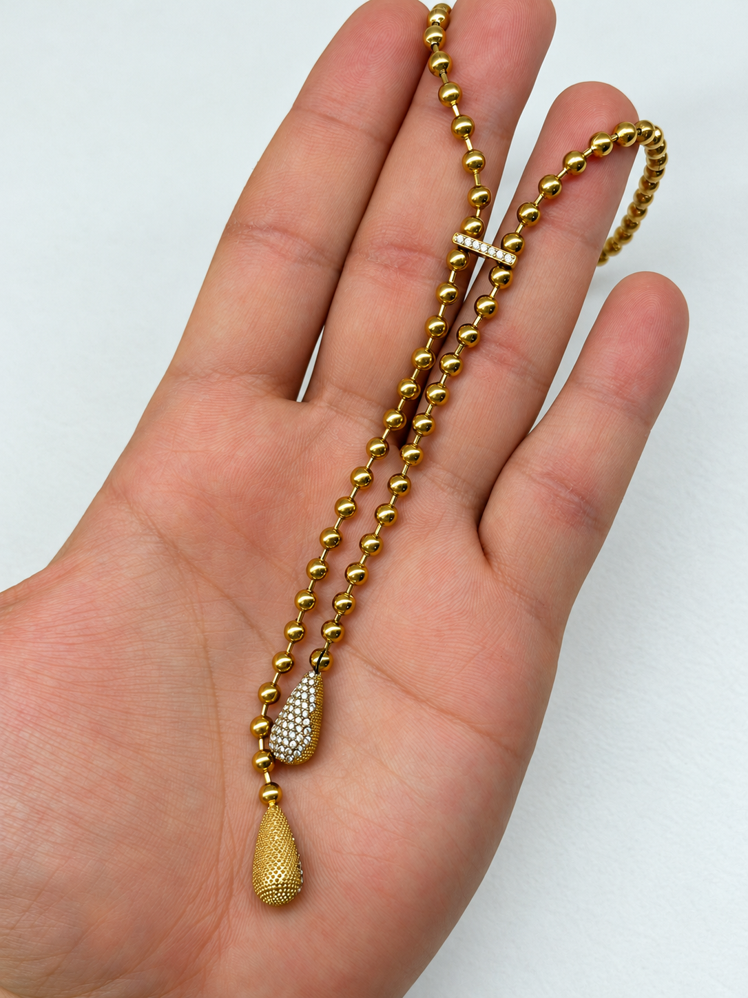Collier Y doré asymétrique à pendentifs gouttes et strass