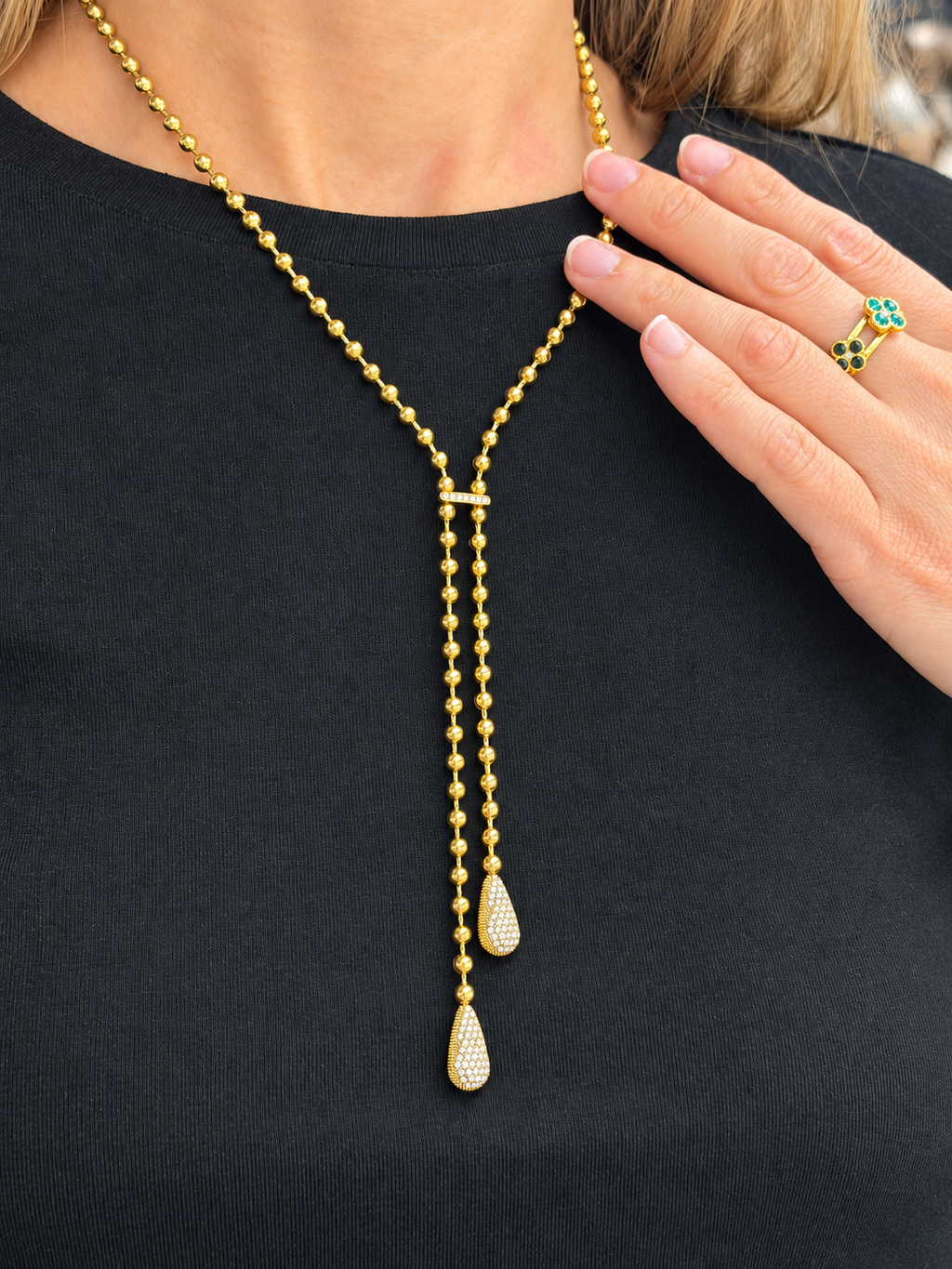 Collier Y doré asymétrique à pendentifs gouttes et strass