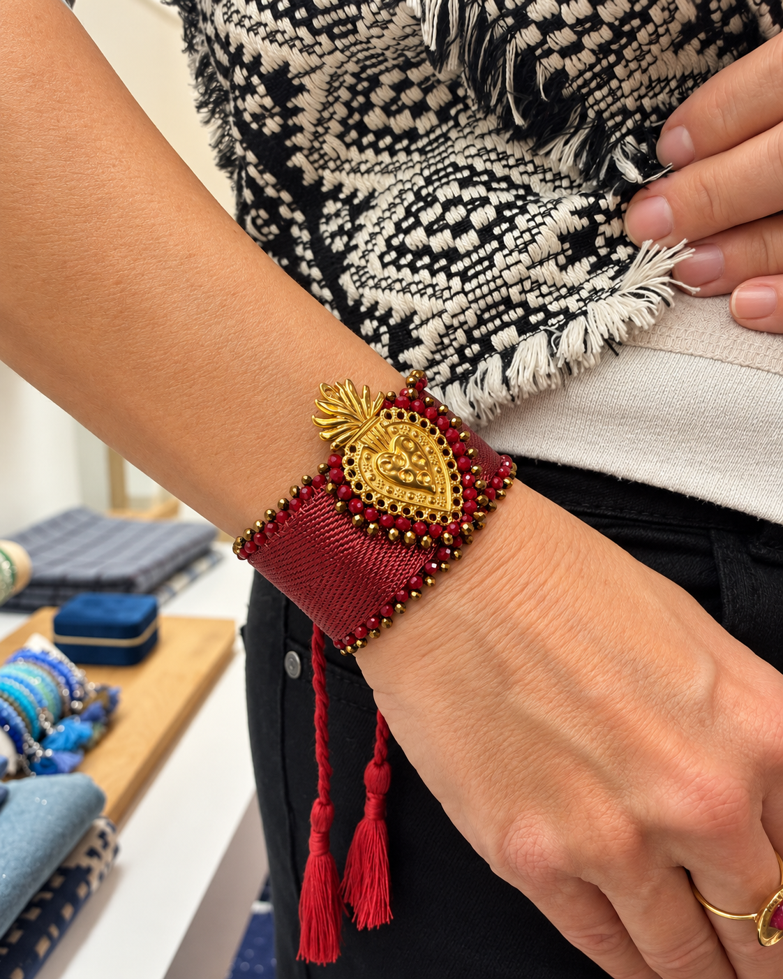 Bracelet manchette indien à cœur doré et perles scintillantes