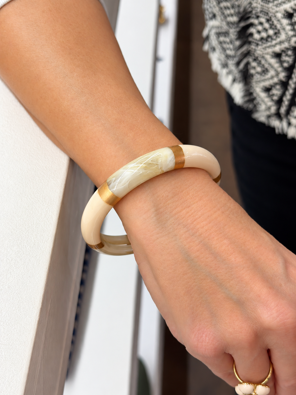 Bracelet jonc large en acétate multicolore et détails dorés