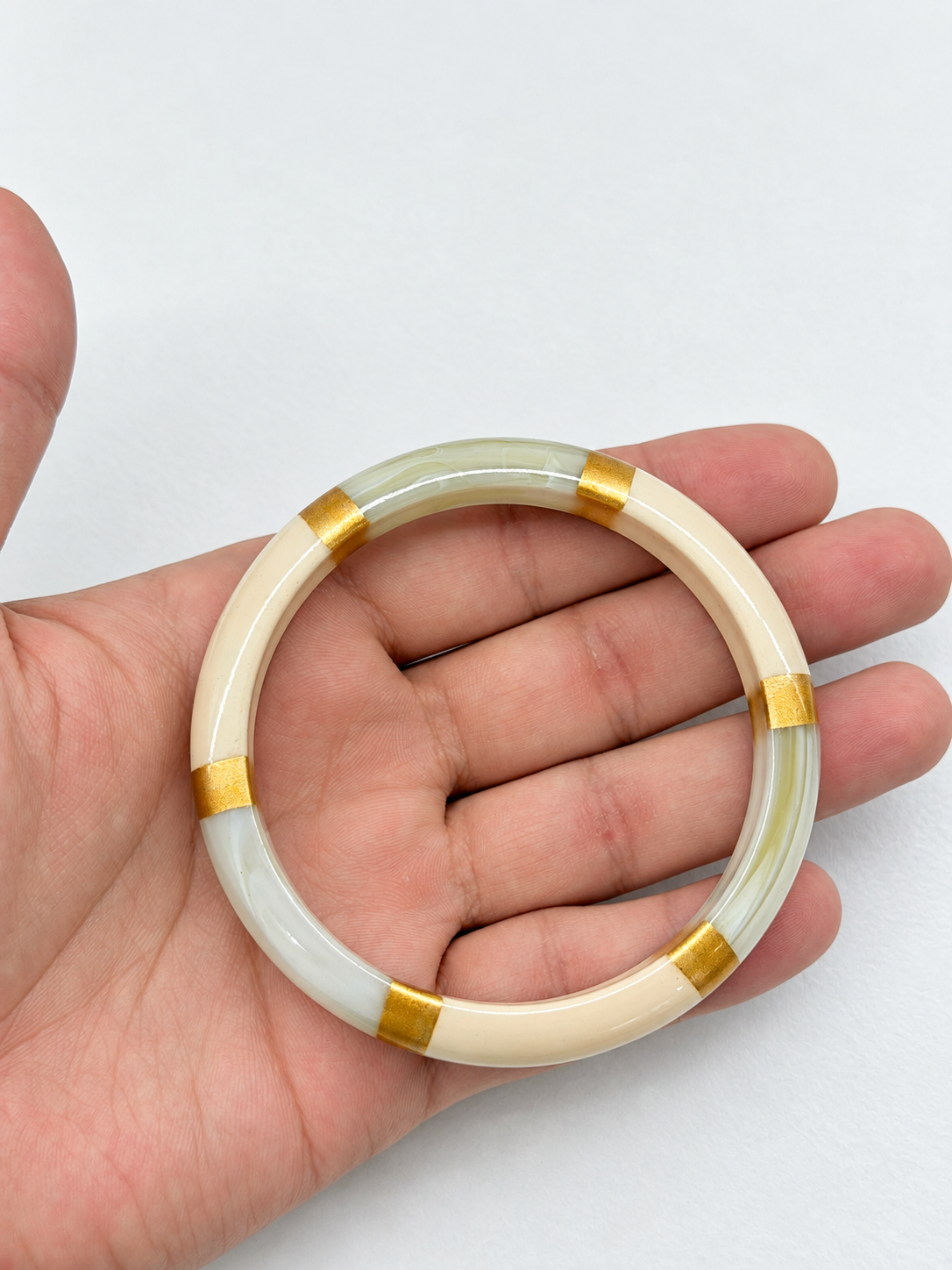 Bracelet jonc large en acétate multicolore et détails dorés