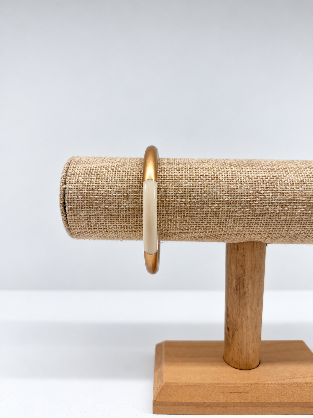 Bracelet jonc fin en acétate multicolore et détails dorés