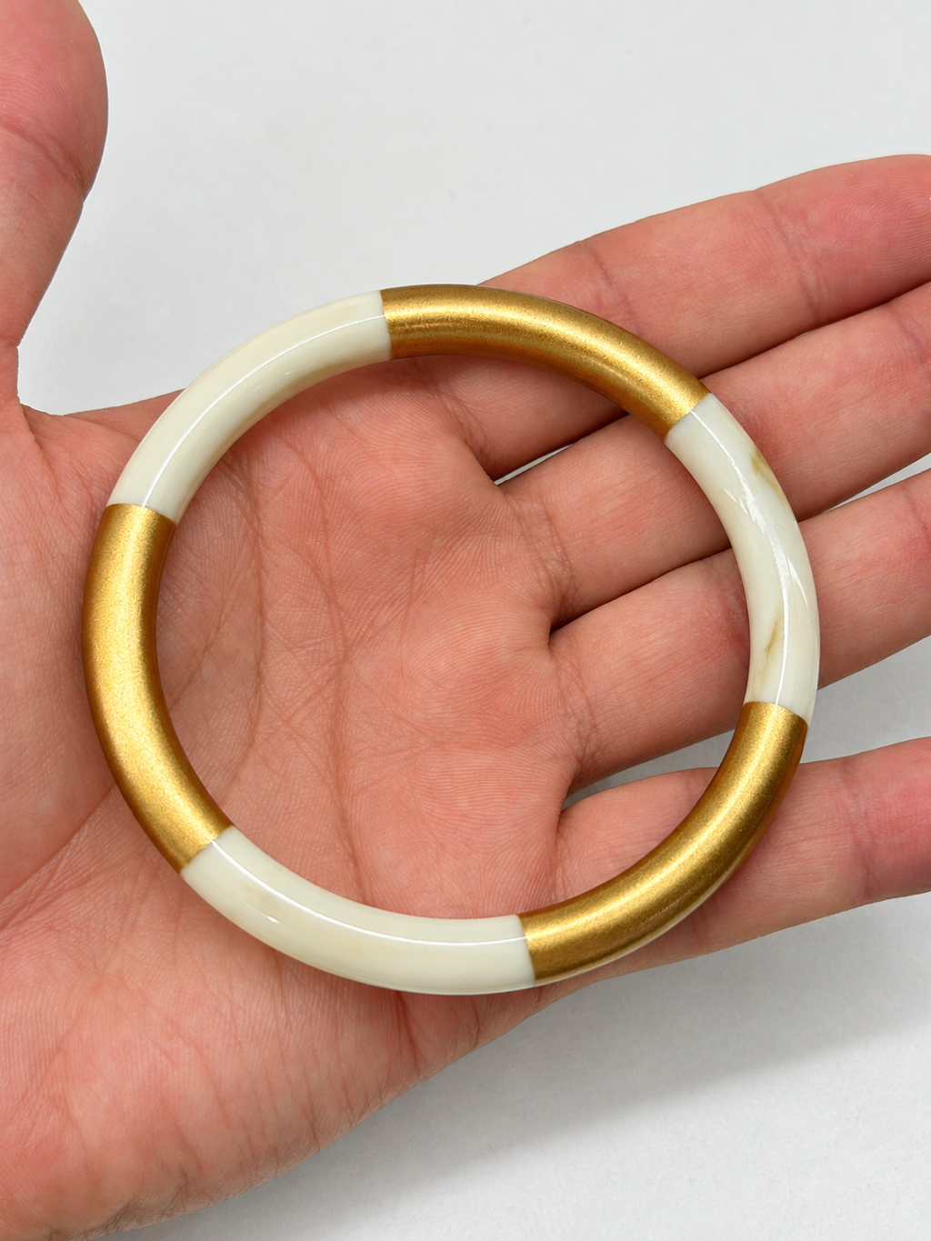 Bracelet jonc fin en acétate multicolore et détails dorés