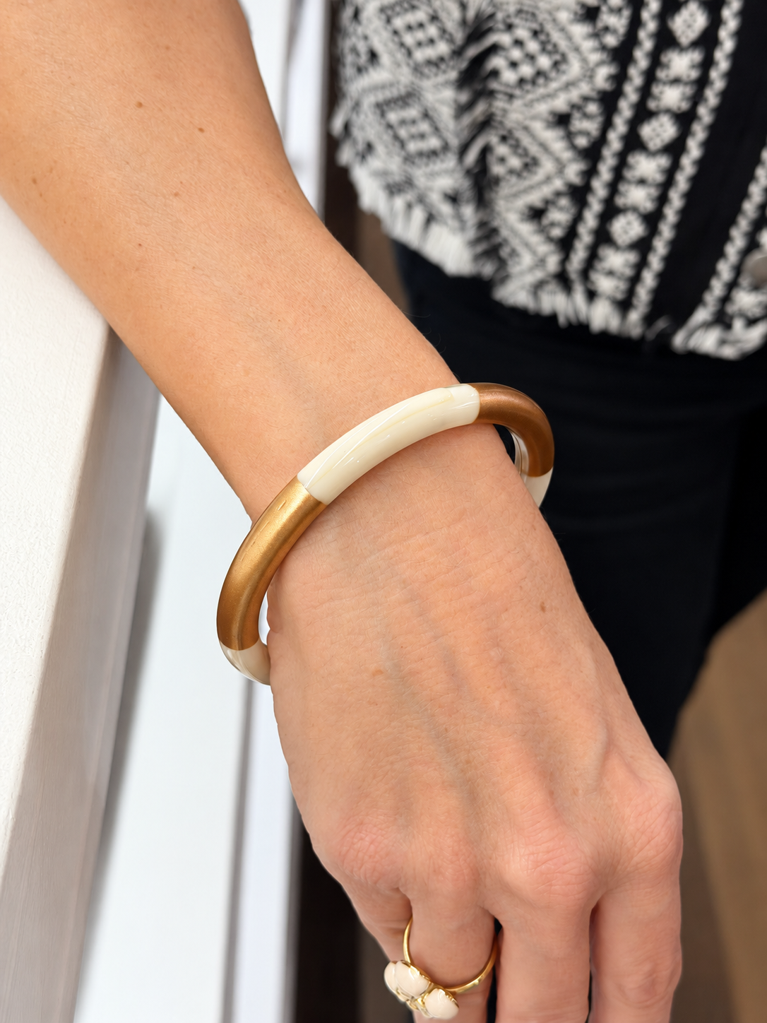 Bracelet jonc fin en acétate multicolore et détails dorés