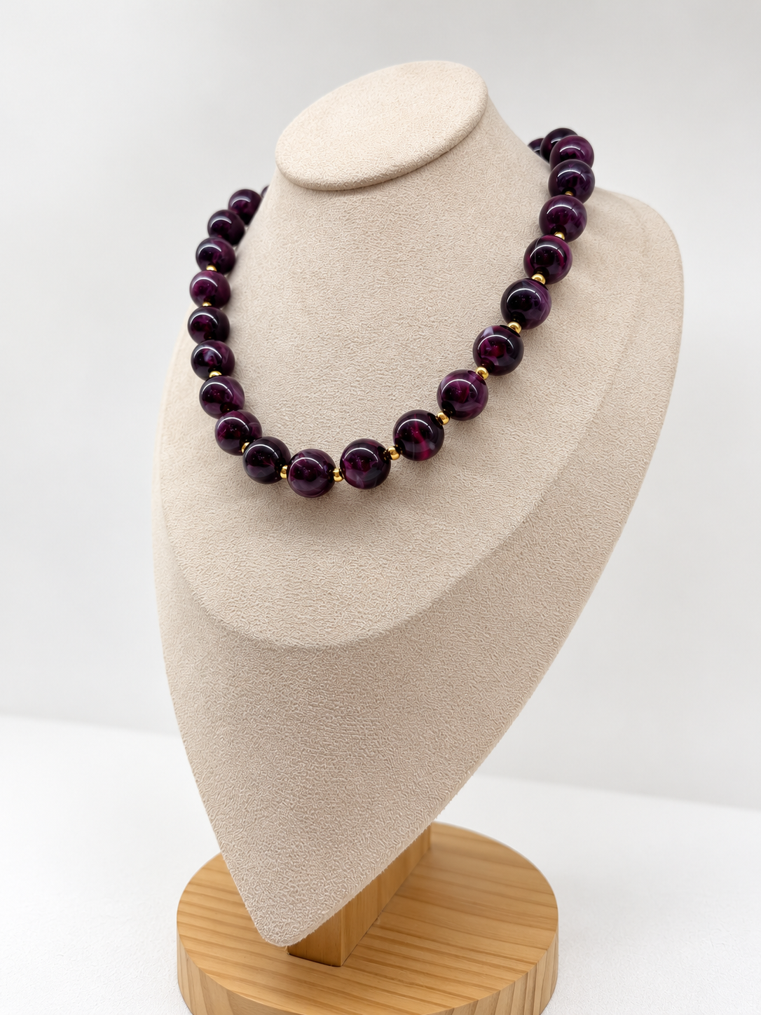 Collier à grosses perles colorées effet billes et finitions dorées
