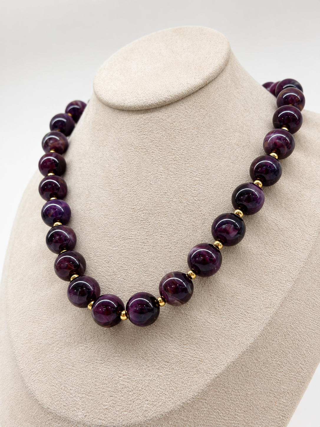 Collier à grosses perles colorées effet billes et finitions dorées