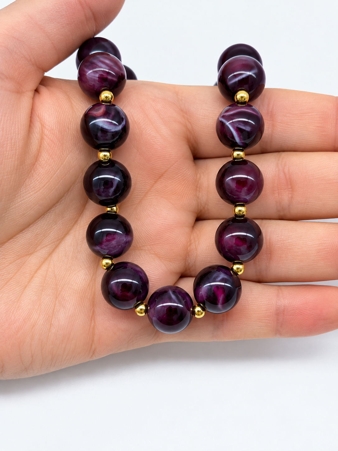 Collier à grosses perles colorées effet billes et finitions dorées