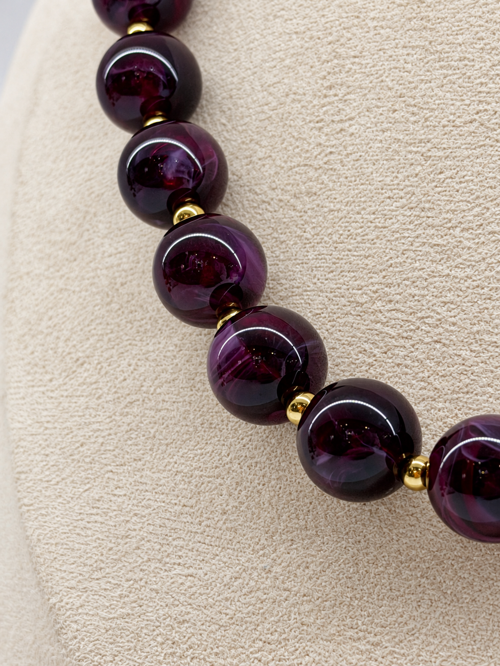 Collier à grosses perles colorées effet billes et finitions dorées