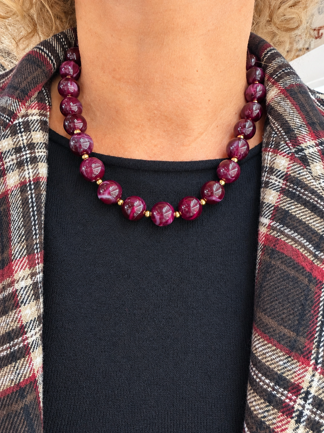 Collier à grosses perles colorées effet billes et finitions dorées