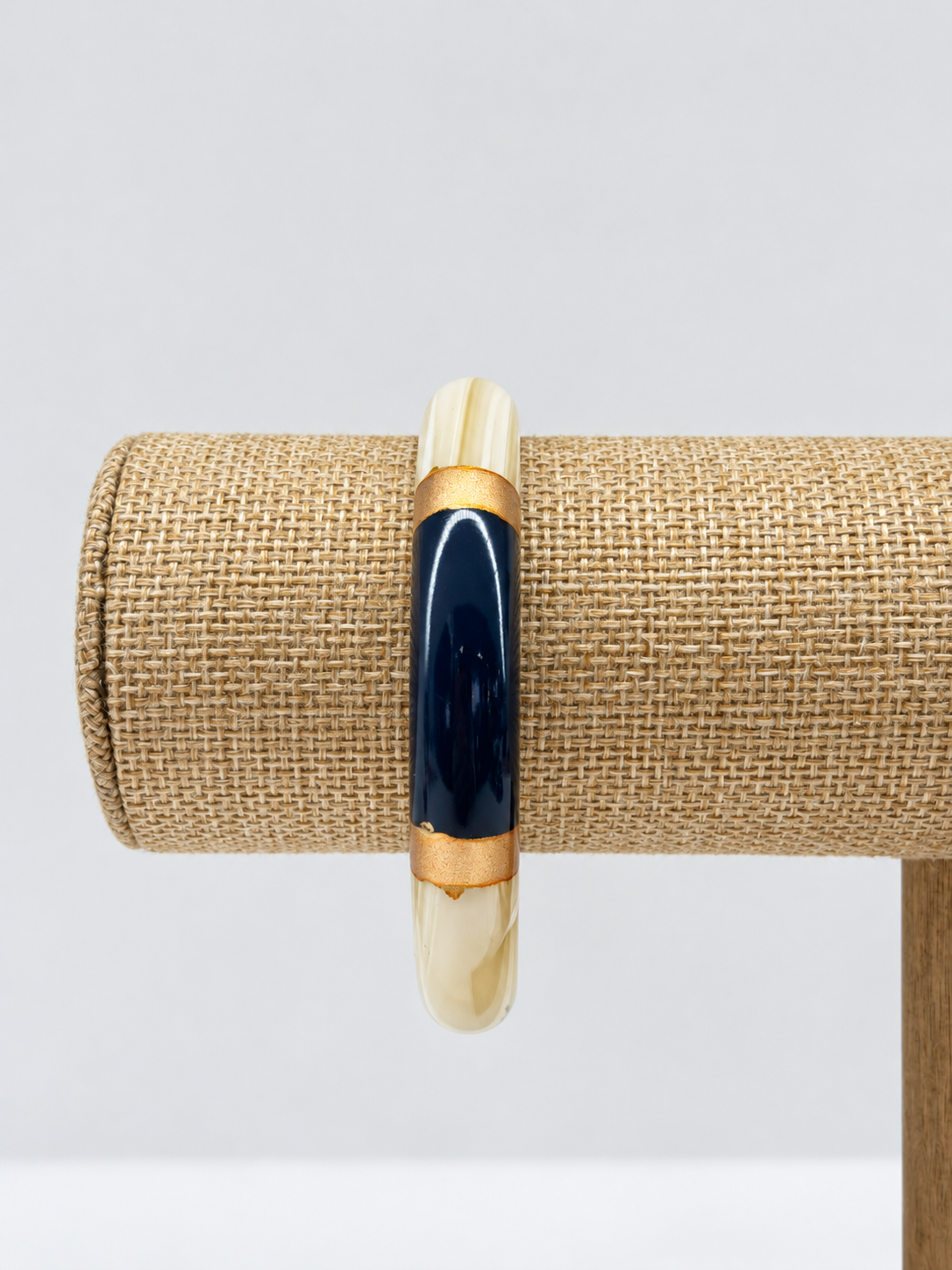 Bracelet jonc large en acétate multicolore et détails dorés