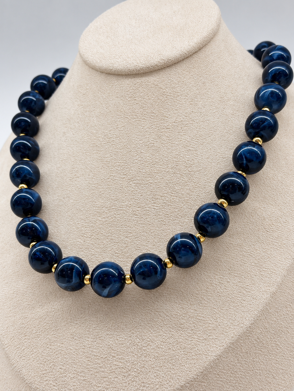 Collier à grosses perles colorées effet billes et finitions dorées